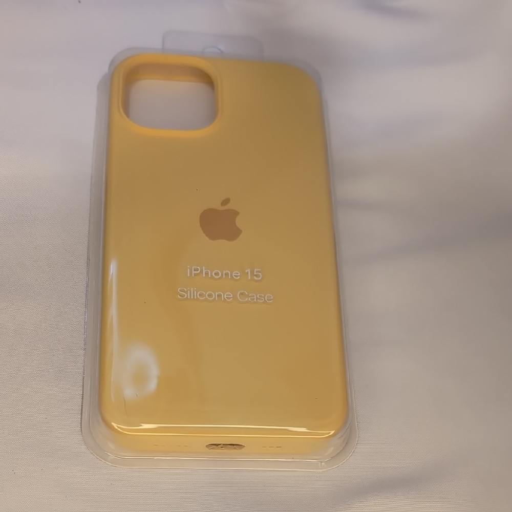 Apple iPhone 15 Silicone Cover - Bright Yellow